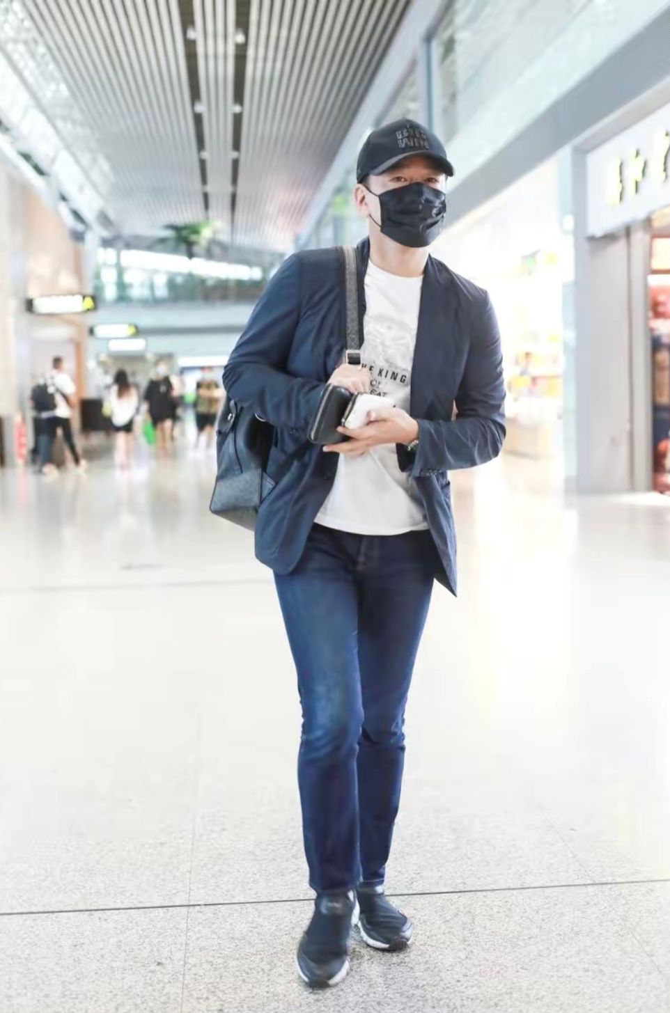 男人到中年气质最重要，基础款学王耀庆这么穿，一看就是有钱人