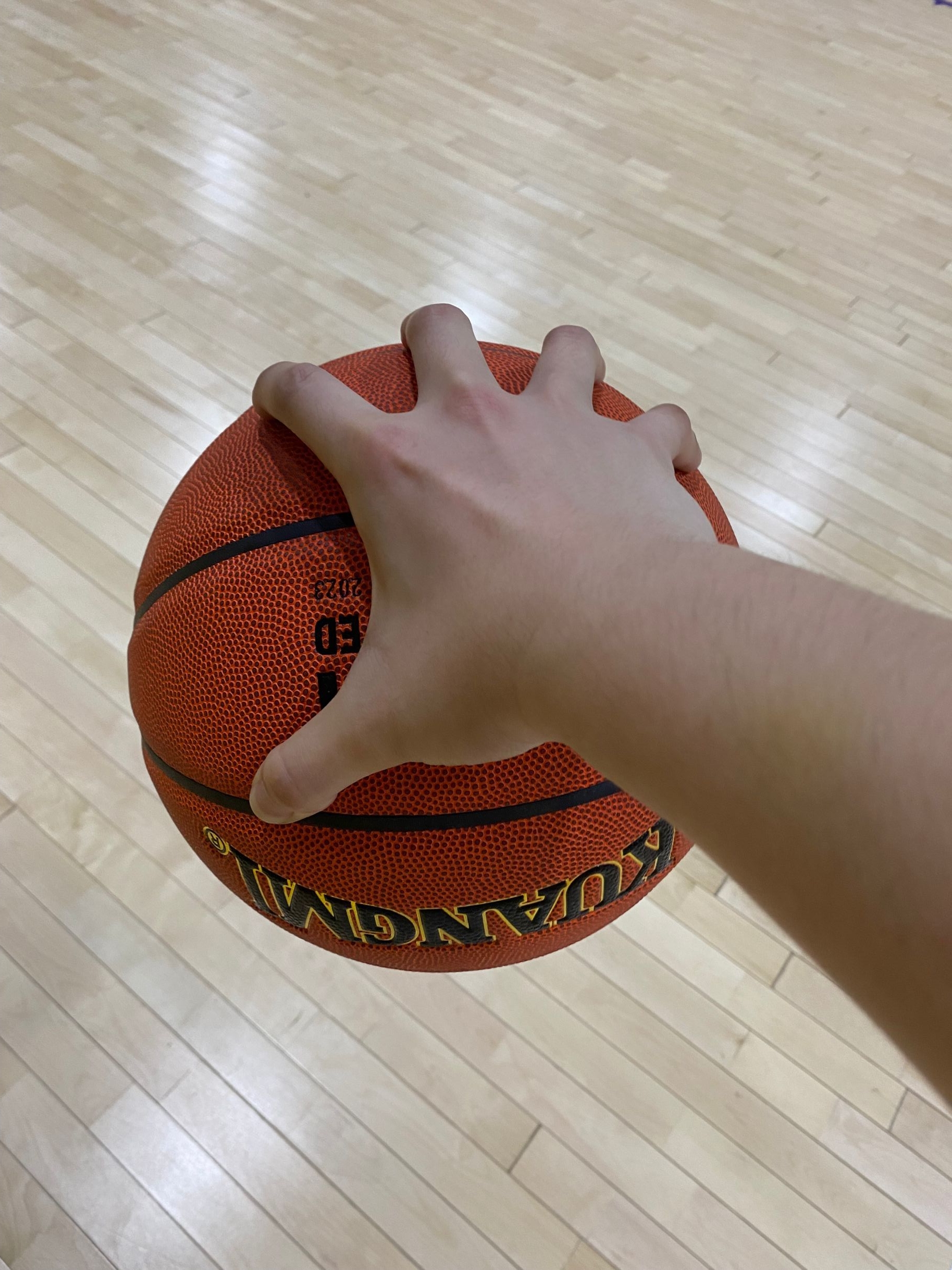 室外塑胶地用什么篮球(试用一个国产的狂迷篮球，吸湿粘手的外场球)