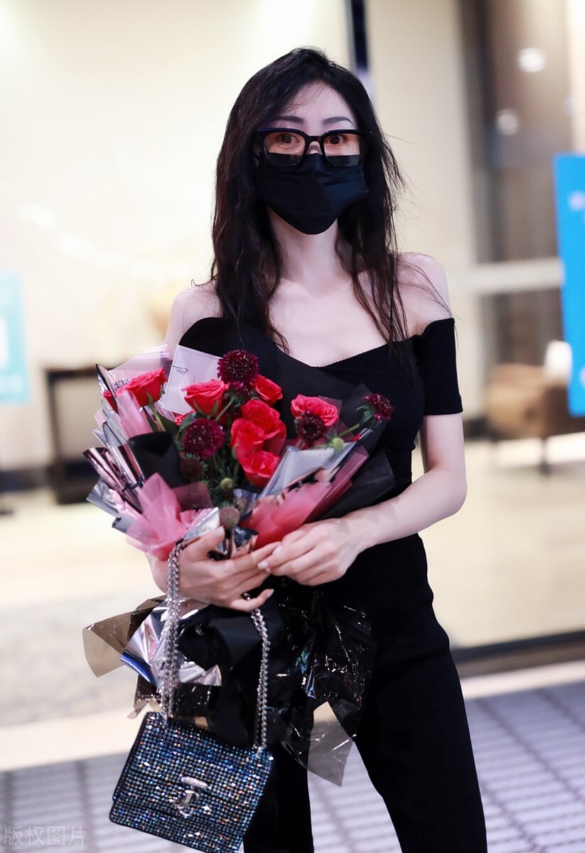 张天爱《乘风破浪》上班 黑色露肩上衣搭配亮片手袋热辣时尚