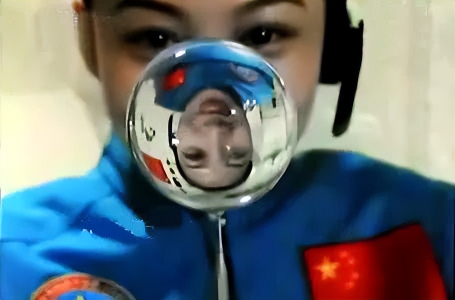 中国太空授课因“一杯水”而被质疑是地面拍摄，外国人酸了？
