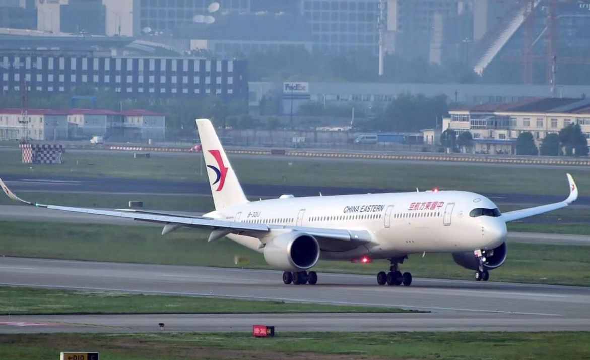 起飞速度(1架上百吨的飞机飞上天空,国人感到疑惑:那起飞速度得有多快