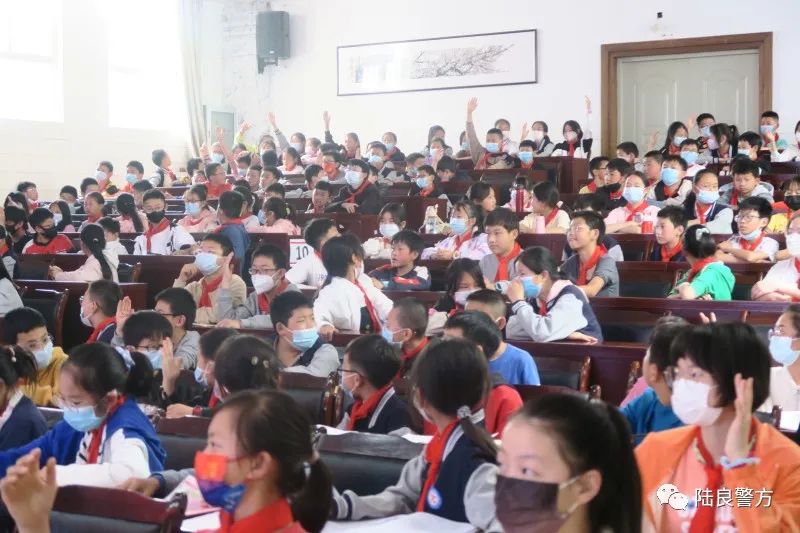 陆良竖起学校交通安全“防护网”