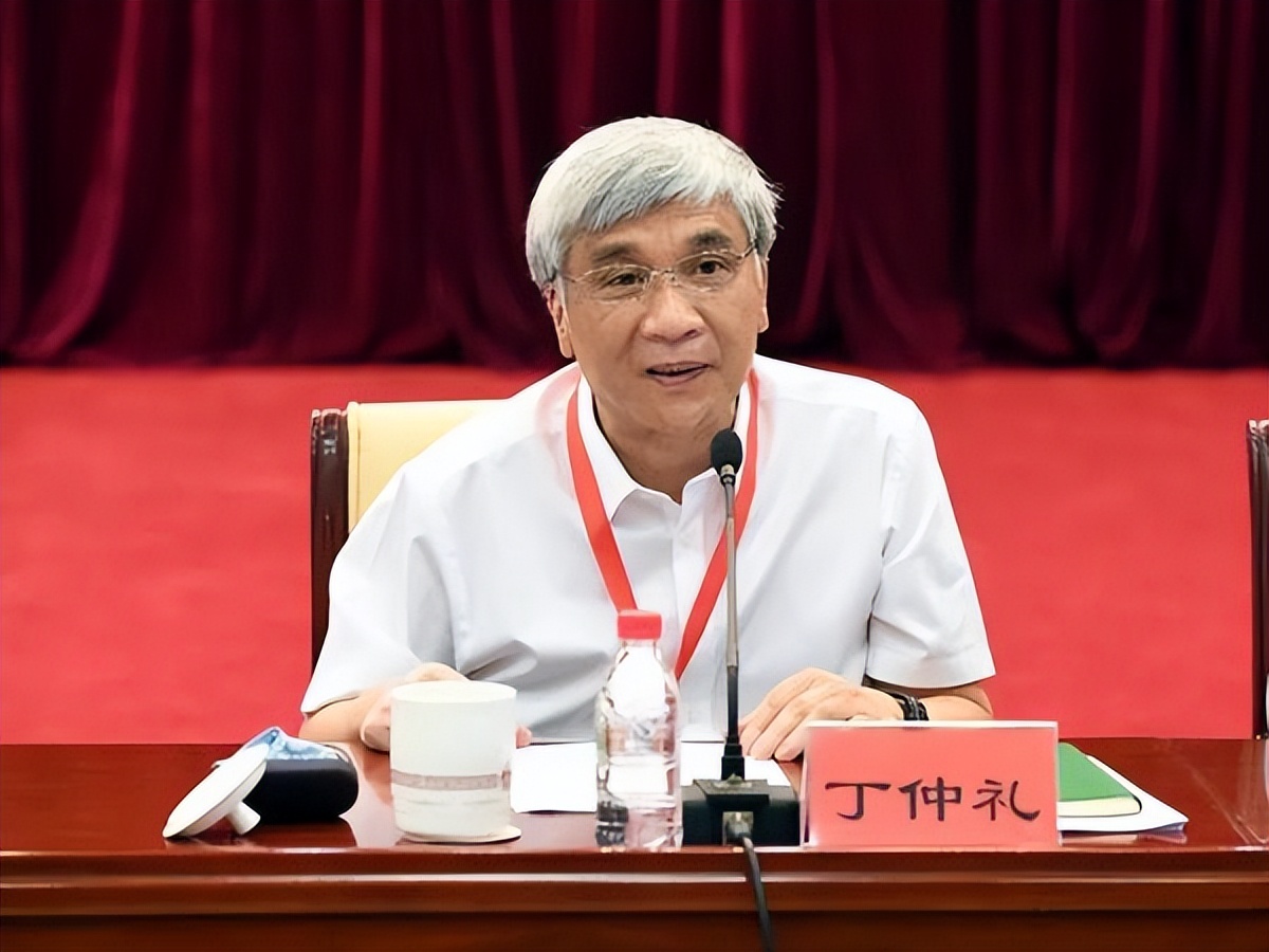 柴静：16岁上大学，23岁进央视，被迫辞职的她做错了什么？