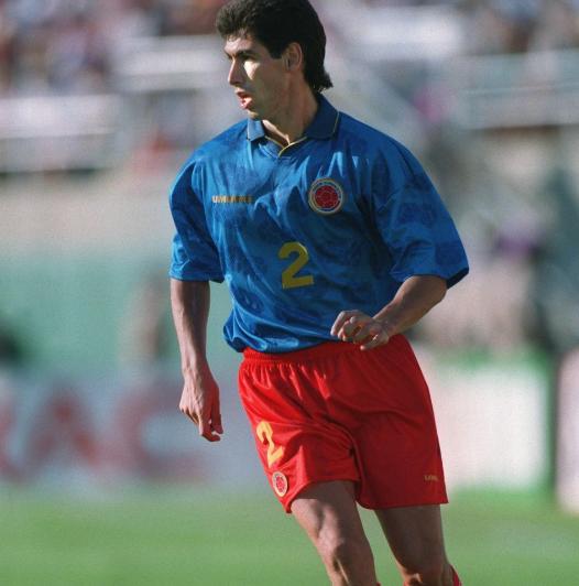 1994年世界杯足球赛，哥伦比亚球员踢了一个致命乌龙球，回国被杀