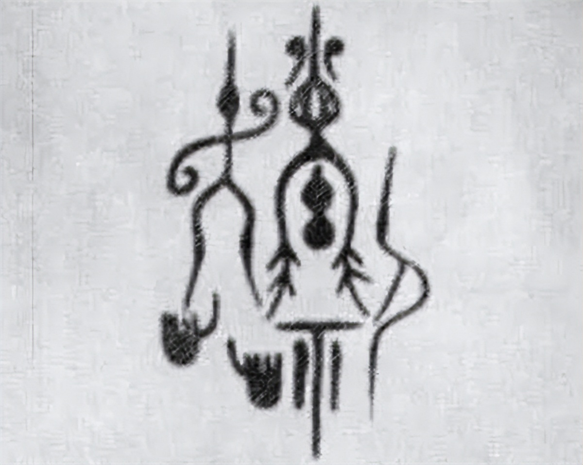 赵的繁体字由人形和肖字组成,肖又是玄鸟的象形字,由此来看,赵姓图腾