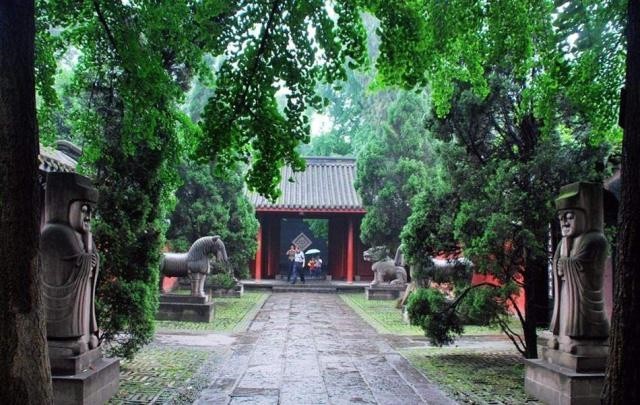 1995年，四川一山丘常年寒气逼人，考古队赶来查探