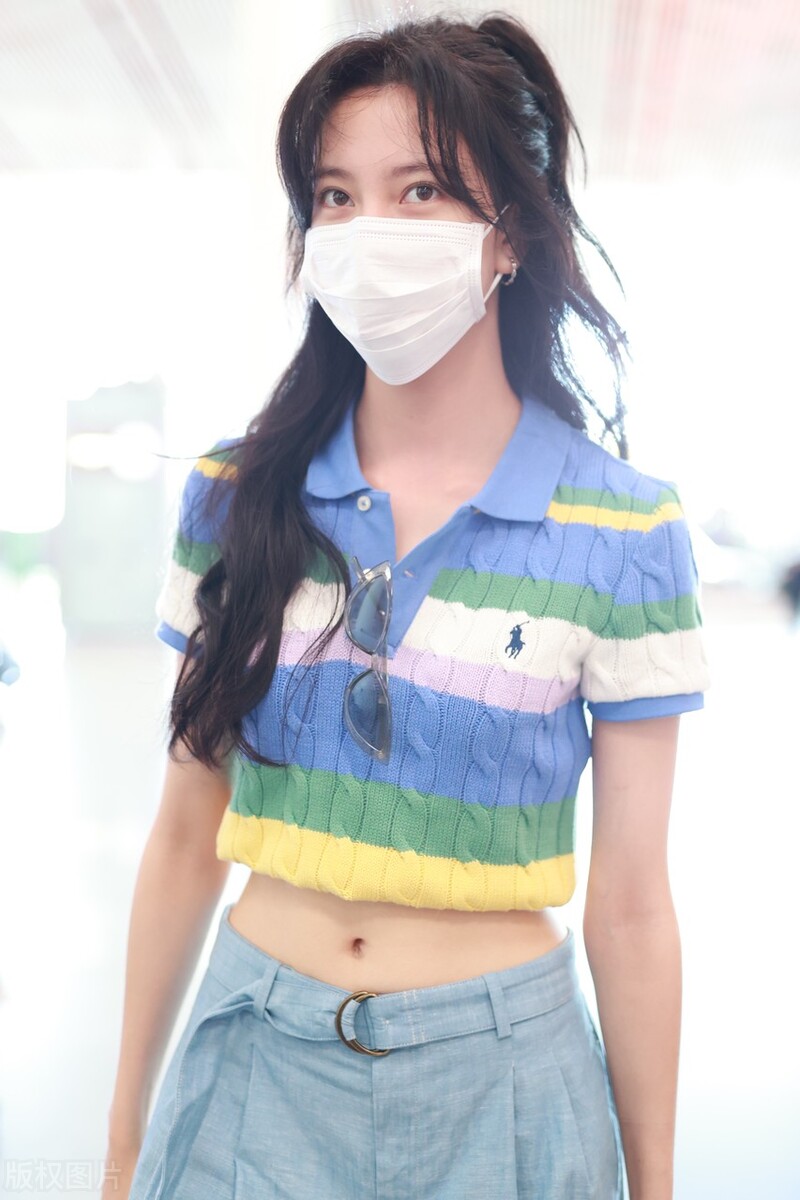 街拍：宋妍霏Ralph lauren条纹polo蓝色阔腿裤时尚休闲