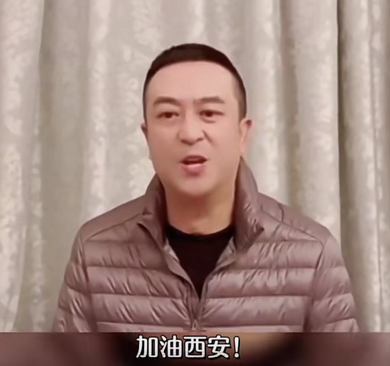 太感动！陕西主持直播中认出抗疫妻子的背影，分离18天只同框6秒