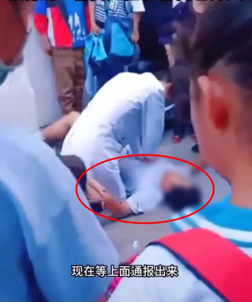 重庆13男孩离奇死亡(网传四川13岁中学生被同学打死，死者父亲首次回应，警方通报怪异)