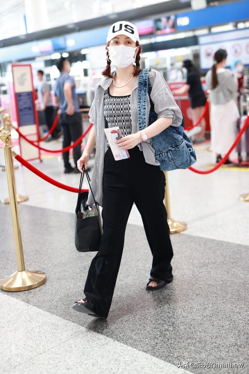 吴昕现身北京机场，头戴棒球帽梳两个麻花辫俏皮可爱