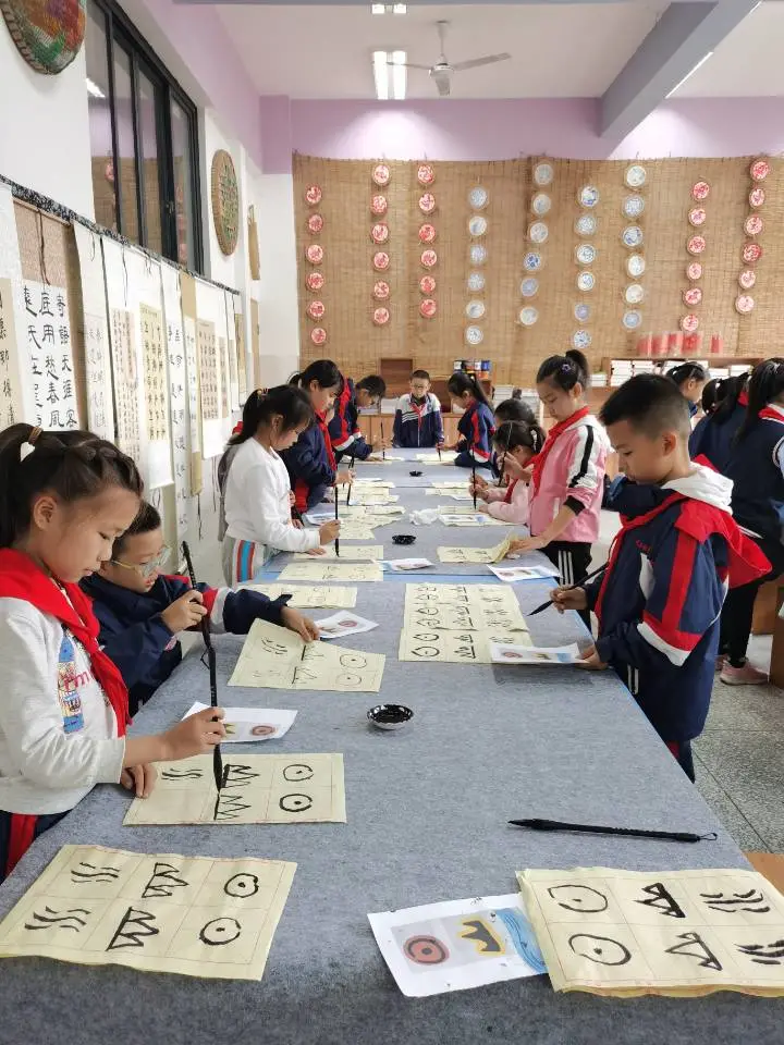 童年很短未来很长 小小画笔童心飞扬——川大西航港实小社团活动