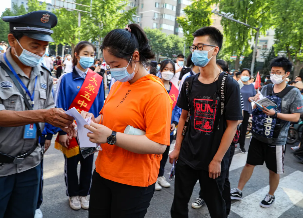 高考数学有多难？考生调侃想让韦神附体，不料却附在了卷子上