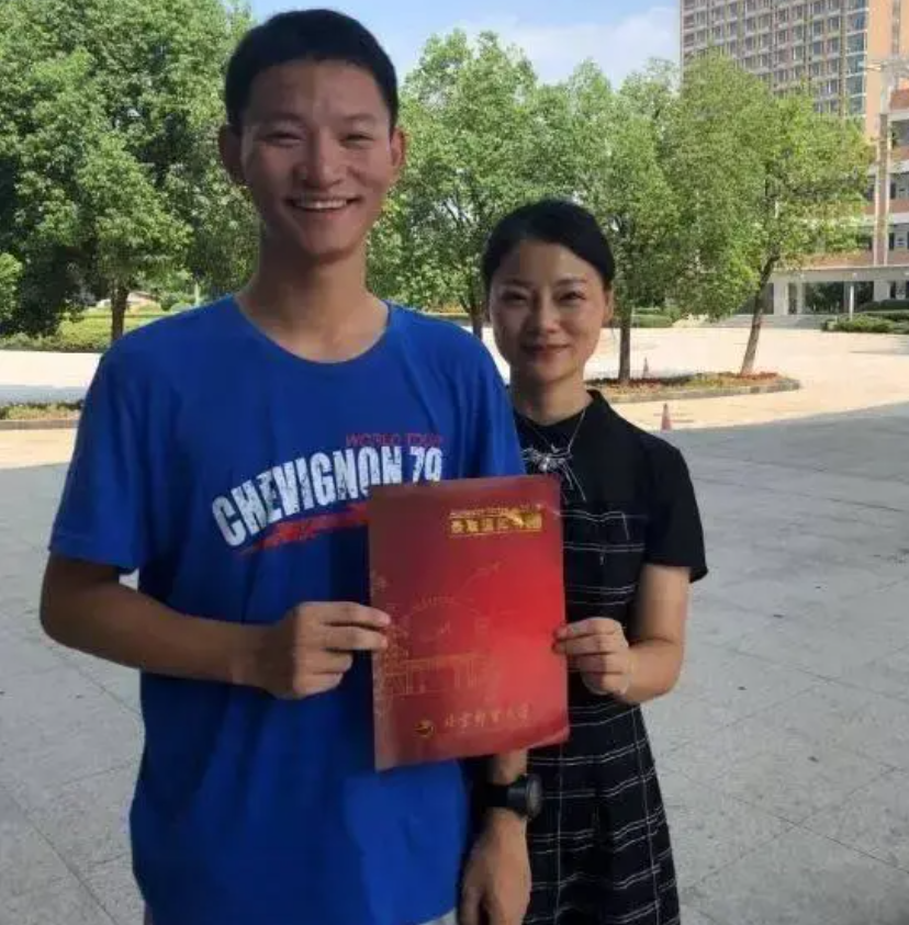 王恒杰：高考考场外跪地谢母，为心中理想放弃985名校