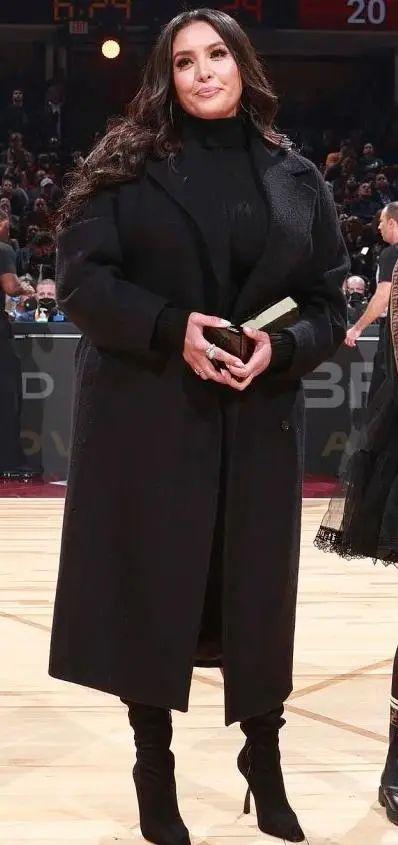 nba球星的下巴有哪些（雙下巴，體重200斤！瓦妮莎太胖了，喬丹差點抱不住她）