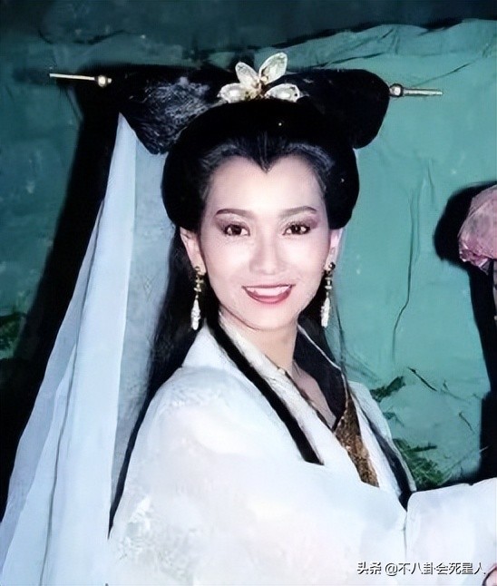 同是50+女星走红毯，内地女星和港台女星的造型，差距真是太远了