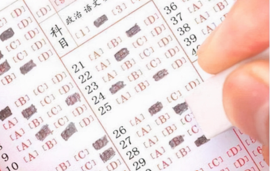 为什么高考要用“2B铅笔”涂卡？看到电脑阅卷的样子，就明白了