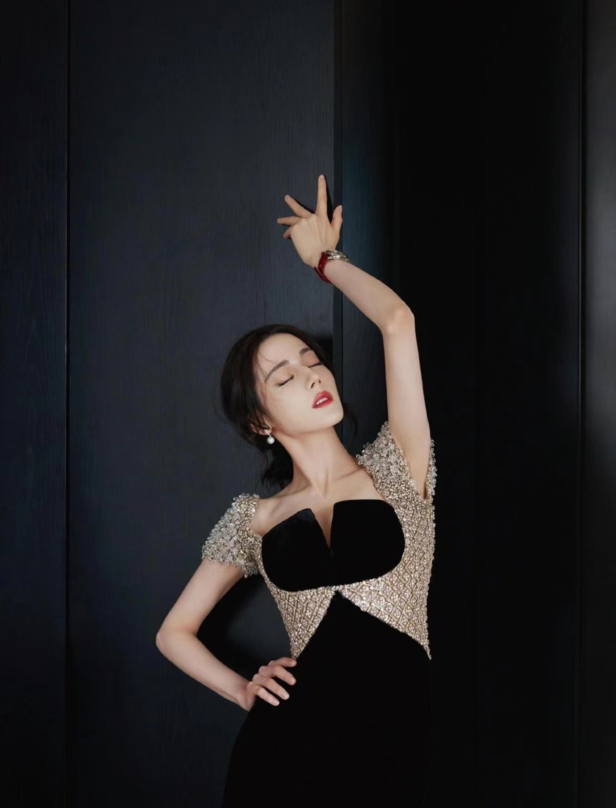 迪丽热巴穿v领秀身材!光脚踩椅子上露美腿,五官立体画大红唇