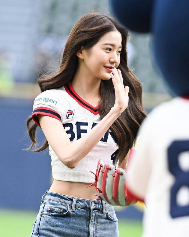 张元英为棒球比赛开球 运动装秀长腿青春元气