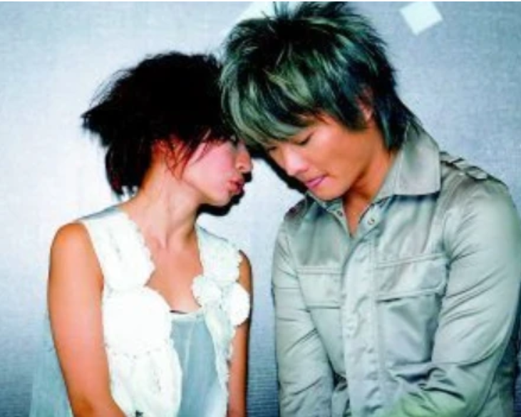 挤走主唱，替身被吐槽后又后悔，糊掉的飞儿乐队真该学学凤凰传奇