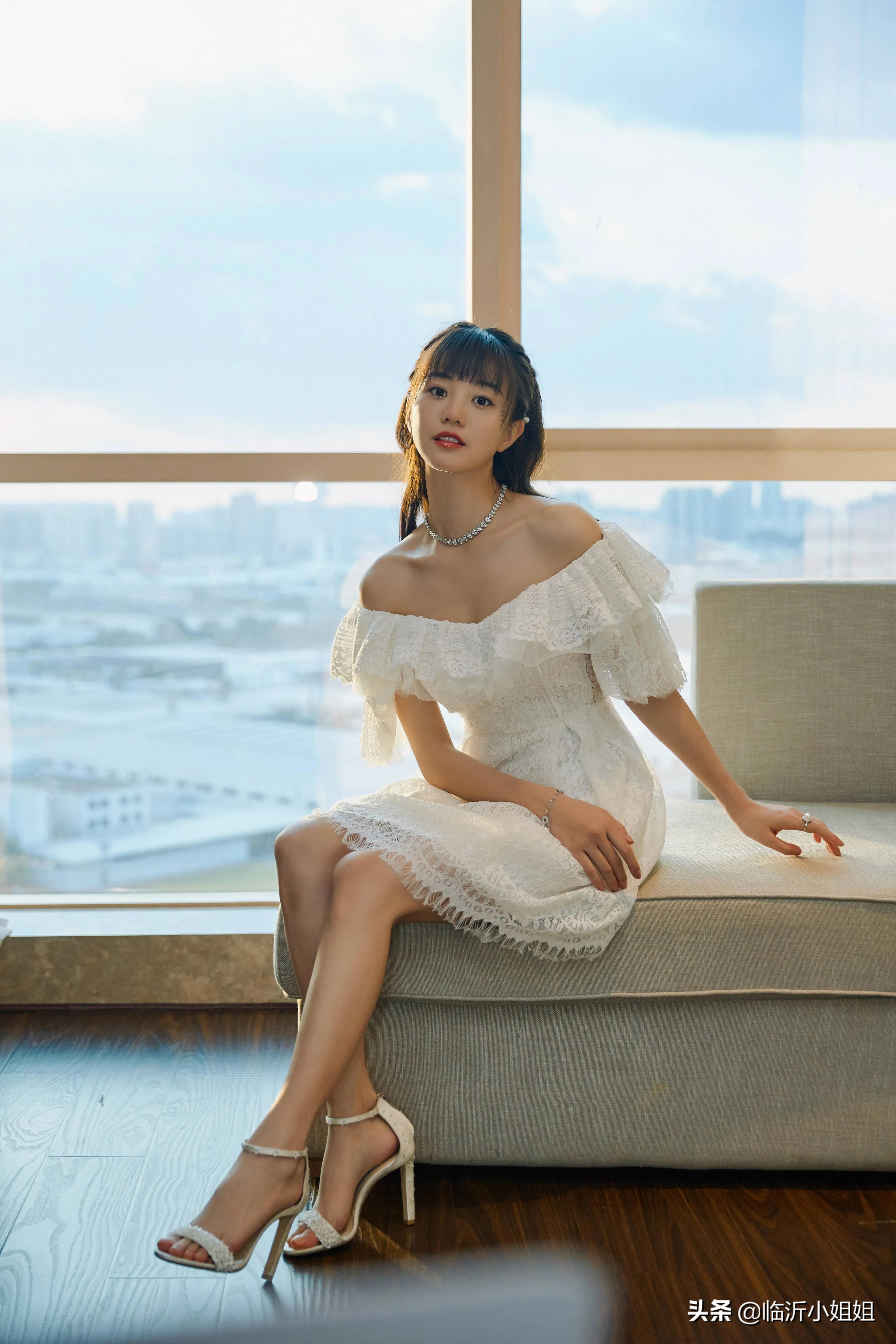 胡意旋,俏皮可爱的唯美少女,秀丽的容貌,散发青春自然的气息