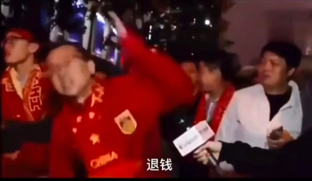 為什么去看世界杯帶國旗（“退錢哥”身披國旗去卡塔爾世界杯，引眾怒？）