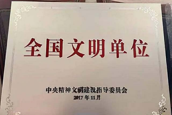 雇主跑路，拿不到工钱的保姆无私抚养两弃女，将她们培养成大学生