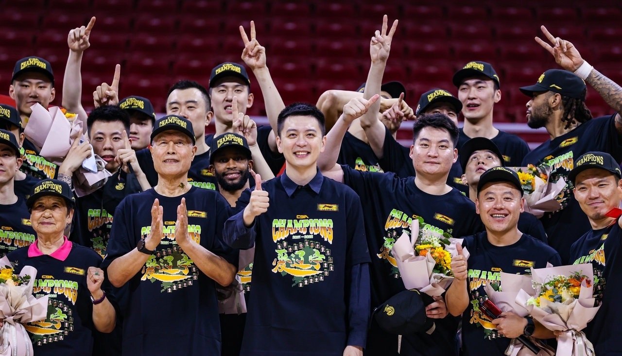 cba冠军杯为什么叫（辽宁男篮的夺冠奖杯，为何刻着广东的名字？和姚明没有一丁点关系）