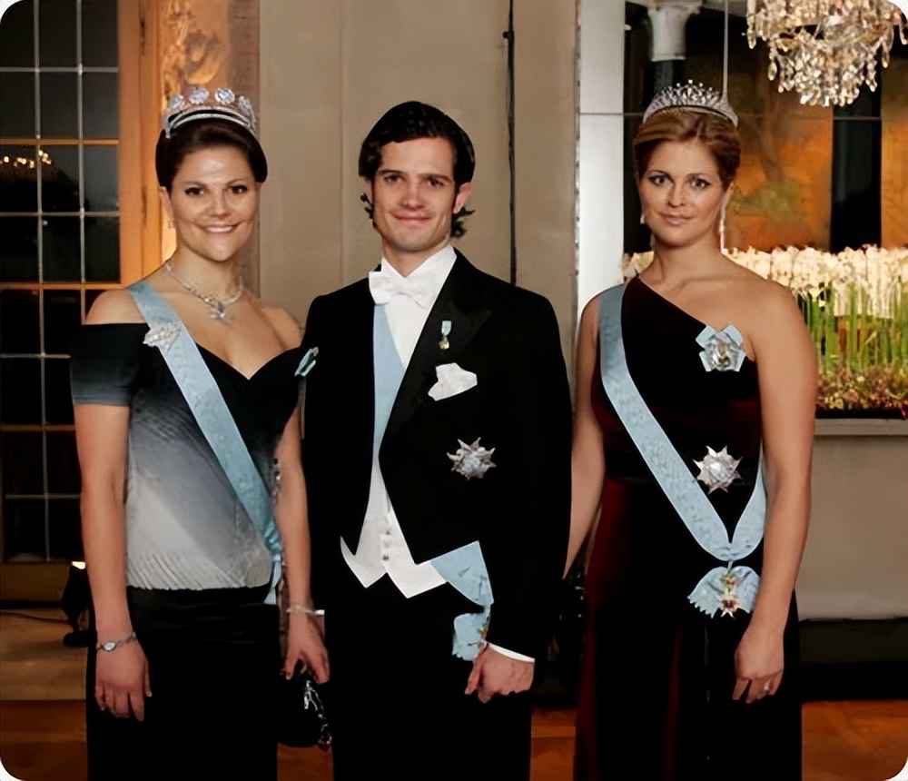 他似乎在表达不满(丹麦女王突然剥夺二儿子四个娃皇室称号，二儿子一家惊呆表示不爽)