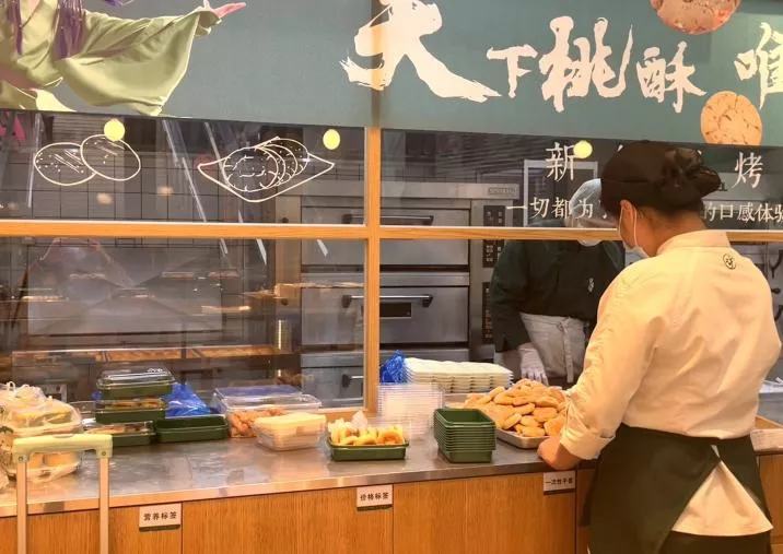 “手工现烤”点心的秘密,藏在冷柜里