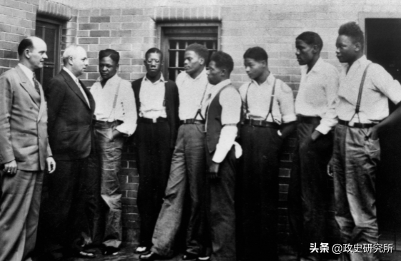 黑人留学生疯狂“猎艳”苏联女郎，遭苏联青年狂揍，引发黑人运动