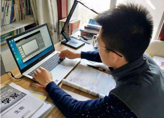 大二女生名字太特殊被老师质疑，无奈亮出身份证，从此不敢逃课