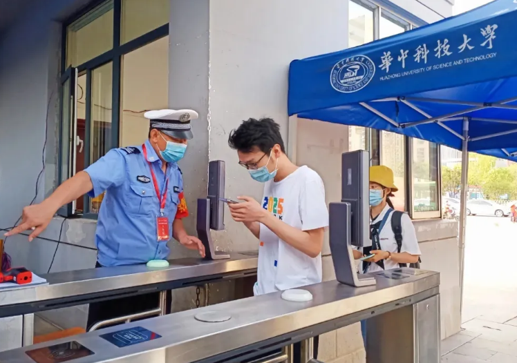 华中大上热门，招生小哥哥高颜值吸睛，网友喊话：快给隔壁还回去