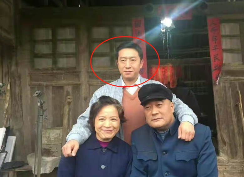 39岁男星被判11年！穿囚服和警察指认犯罪地点，骗老人百万遭狠批