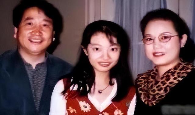姜昆女儿姜珊:被父亲掐断明星梦,因一段相声名声被毁,至今单身