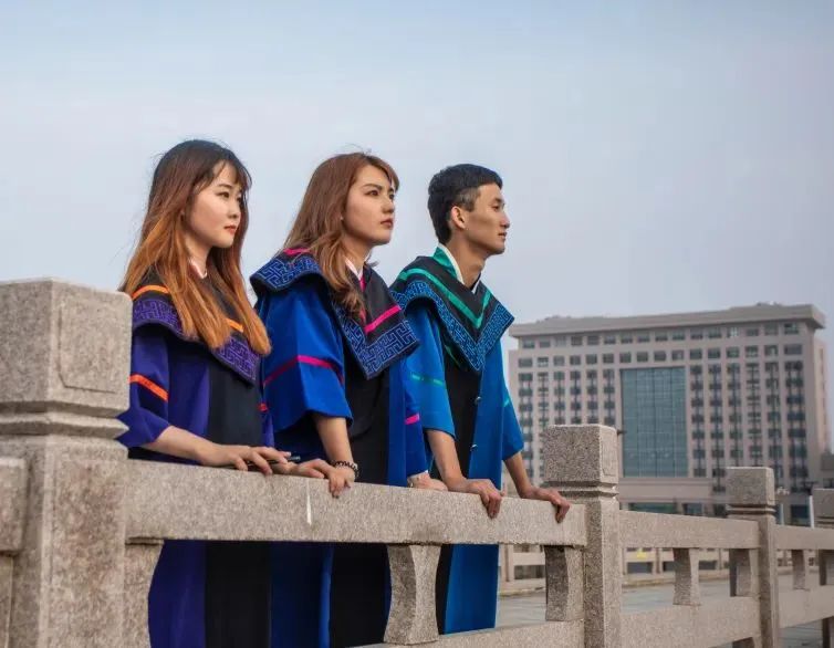 仙气十足！这些学位服有点不一样！网友：学位服一定得是西式的？如果来点中国风呢