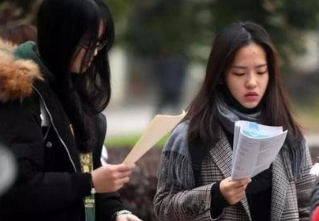 大学生毕业后“啃老”，父母无奈：早知道如此，就不供他上大学了