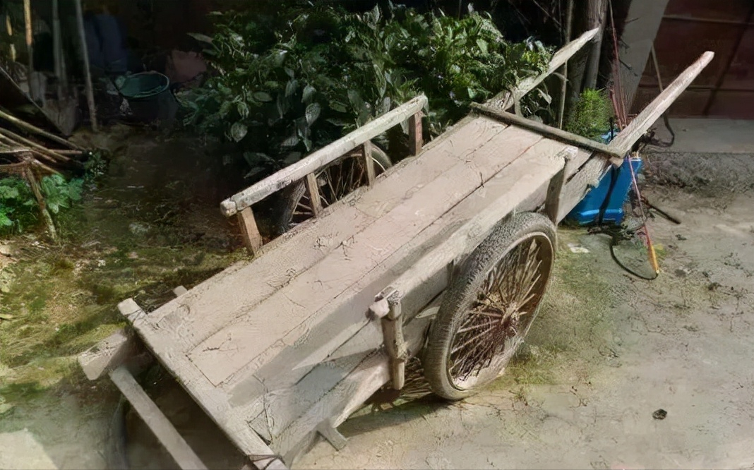 板车在农村的用处非常的广泛,在农村用的地方非常多,拉个粮食,拉个人
