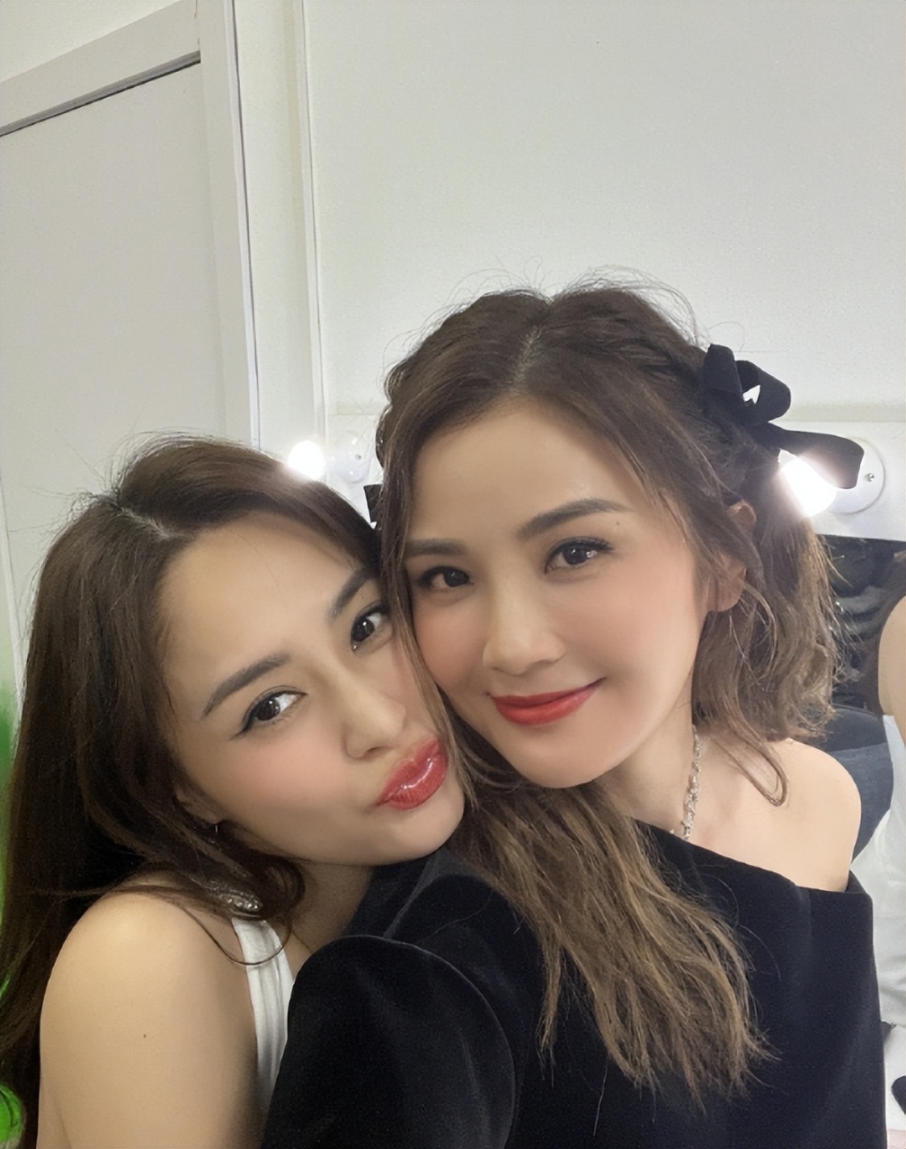 twins组合成立22周年,阿娇阿sa晒合影庆祝,被赞"世纪一对"