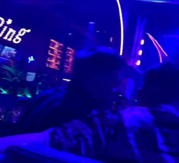 女生在“夜店”做高考题，玩耍学习两不误，网友：大专的好苗子