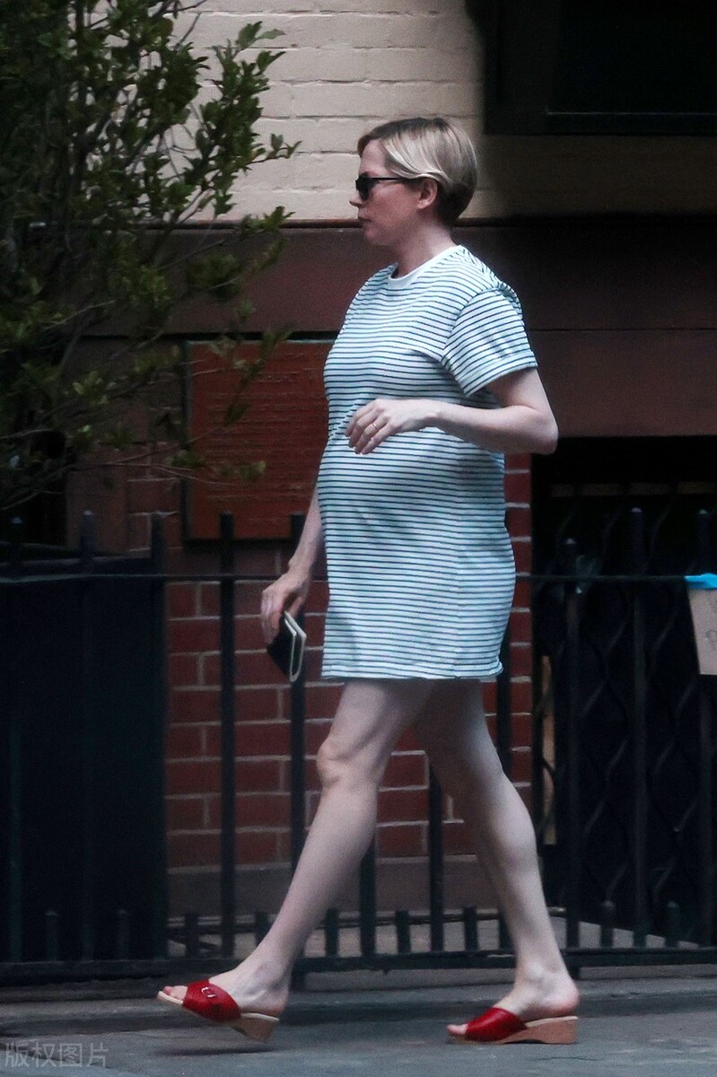 米歇尔-威廉姆斯在纽约外出挺大肚孕味十足