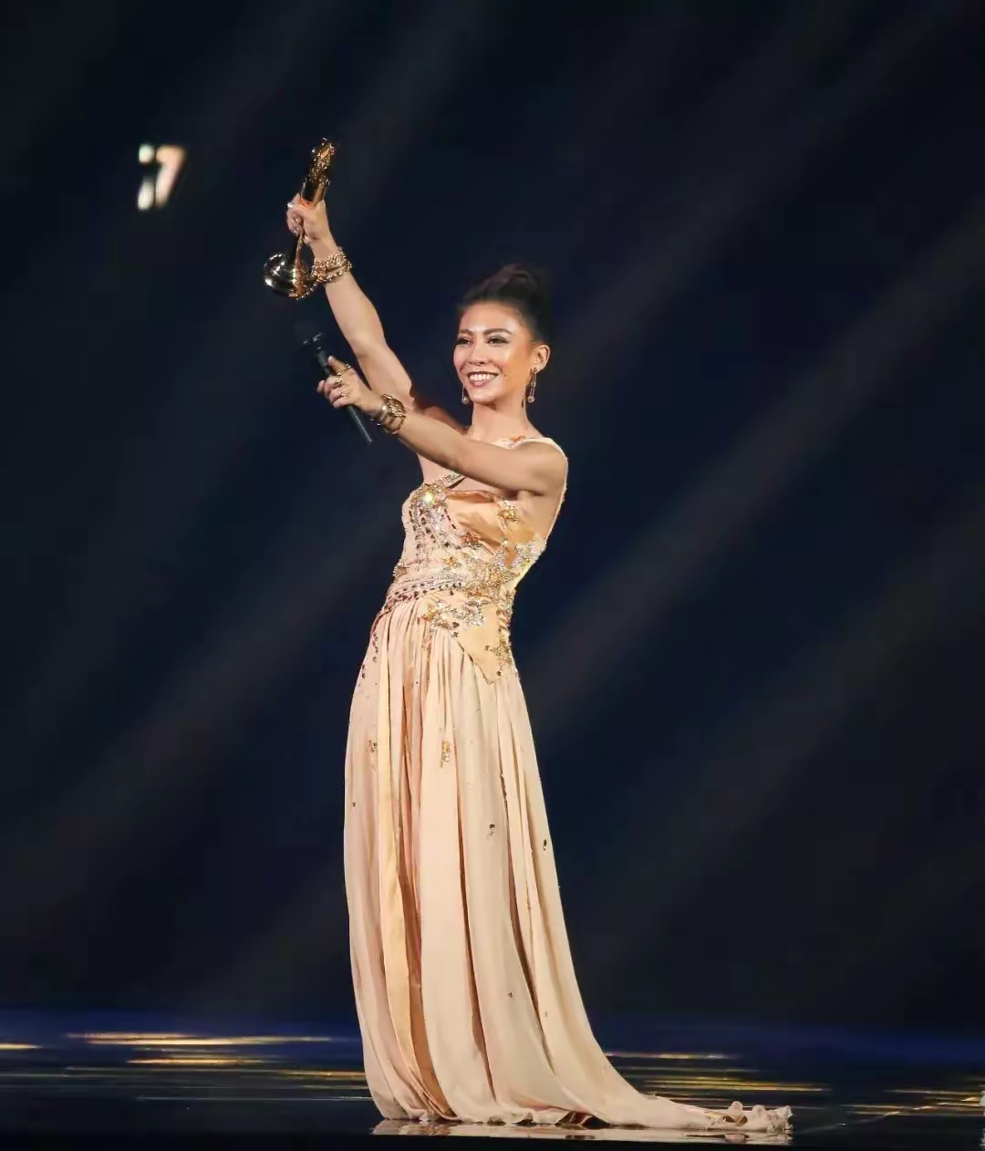 曾被那英淘汰的金曲歌后艾怡良,如今跟那英同上《声生不息》