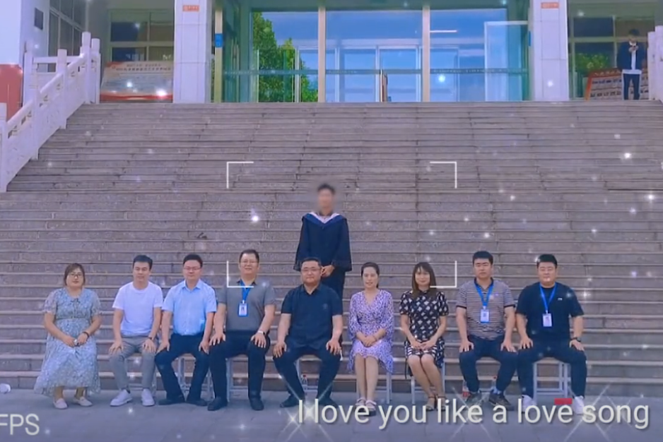 ɽ��һ˧С���ı�ҵ�գ�ȫ��9����ʦ��1��ѧ������֪רҵ�������