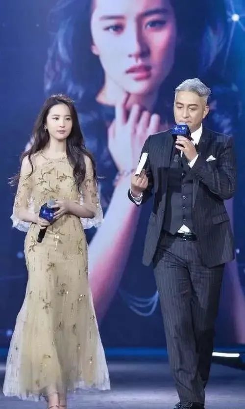 韩国女星与刘亦菲撞衫,差距一眼便知,网友辣评:谁丑谁尴尬