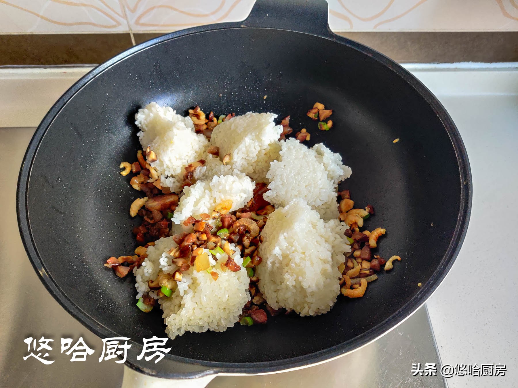 腊味飘香的季节，来一碗油润喷香的炒糯米饭吧，温暖你一整个冬天