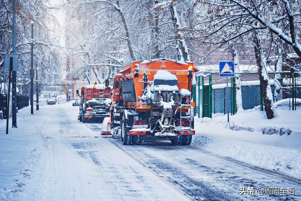 每到下雪天总会发生连环追尾，汽车在雨雪天应该如何防滑？