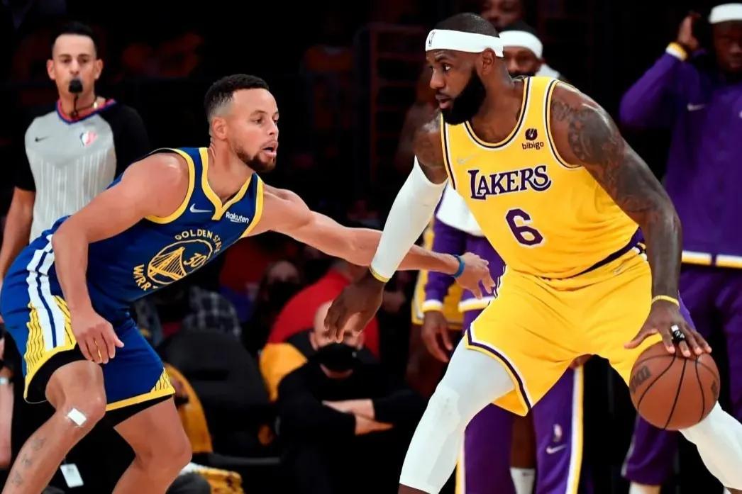 四冠的库里和詹姆斯谁更伟大?美媒将两人从八个方面去比较