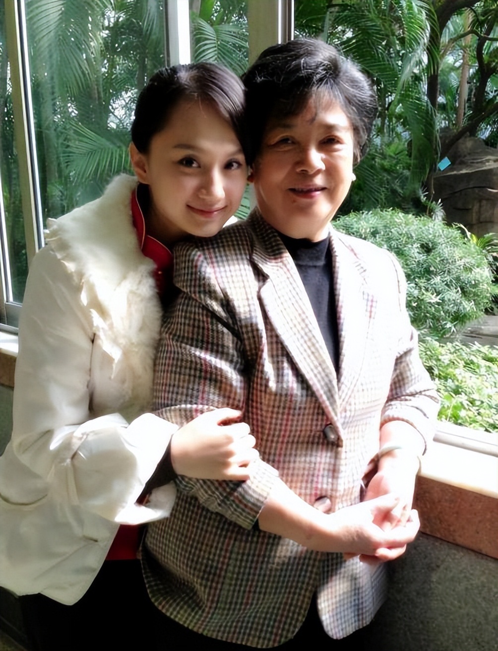 35岁的广州演员龚洁影,戏里是康天庥前女友,现实中是邝祖乐妻子