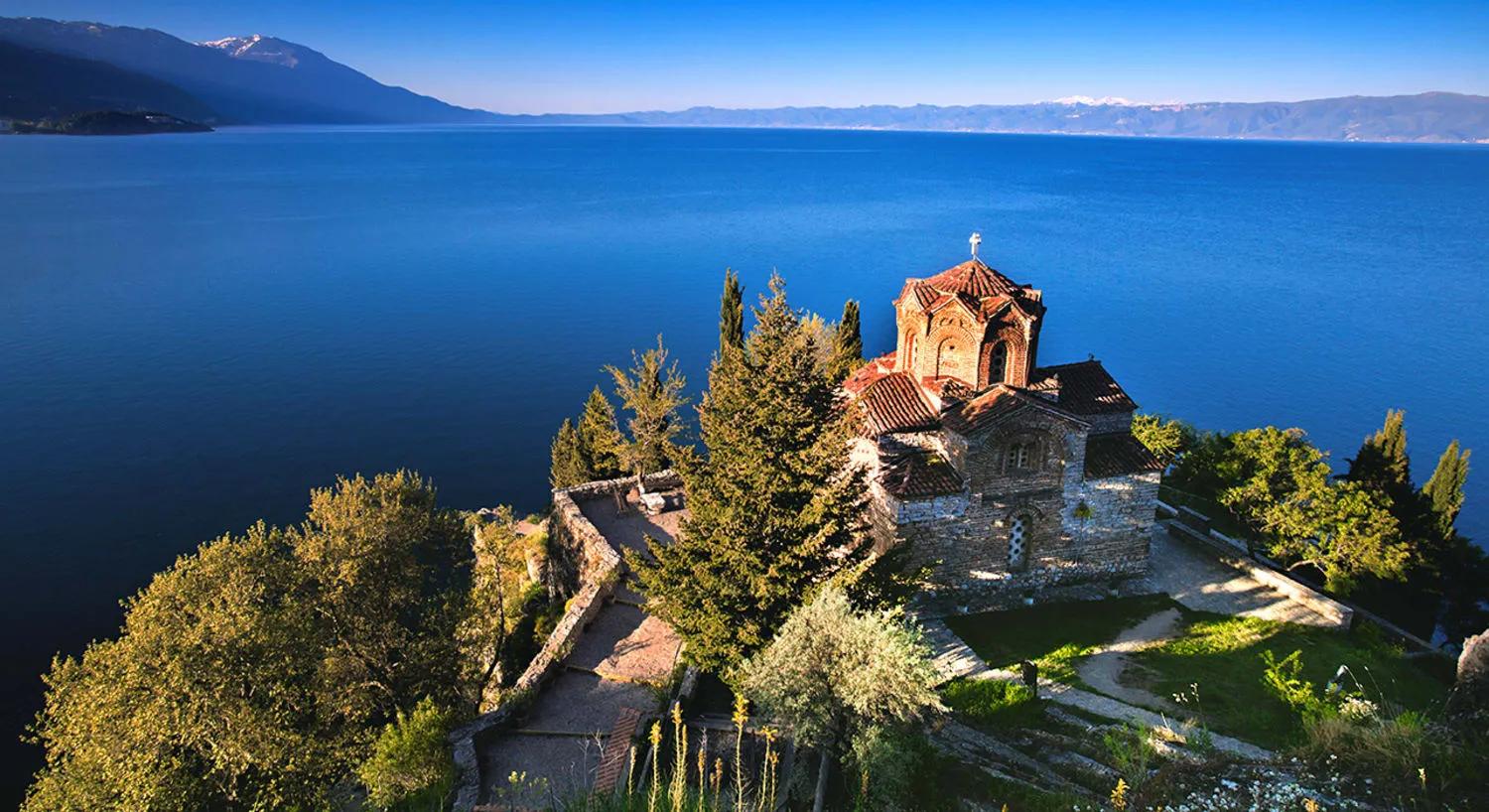 哈萨克斯坦,俄罗斯,土库曼斯坦,阿塞拜疆,伊朗尽管里海被视为"海",但