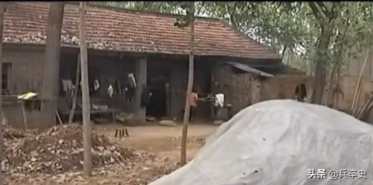 2010年，河南18岁少女“工地”搬水泥赚学费，家里穷的盐都买不起