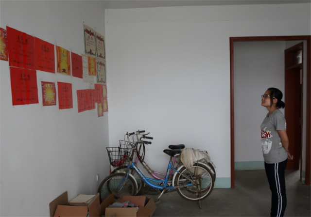 2017年山东农村四胞胎姐妹花同时考上大学，父母给他们买了部手机